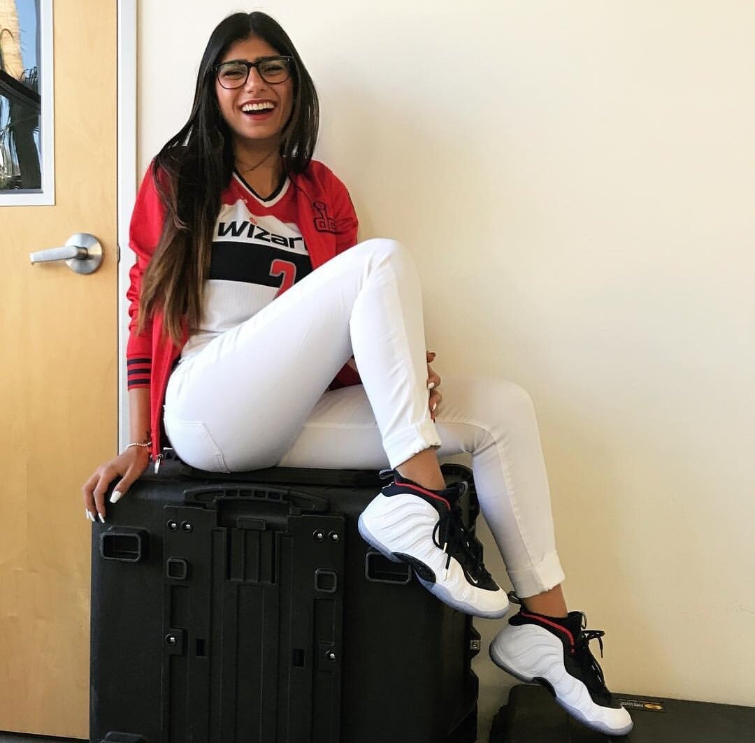 Mia khalifa in leggings