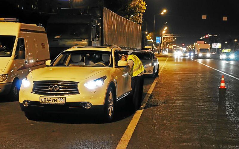 В темное время ближний или дальний свет обязателен. Без этого штрафа не избежать. 