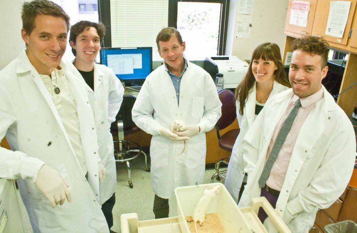Кент Берридж и сотрудники лаборатории