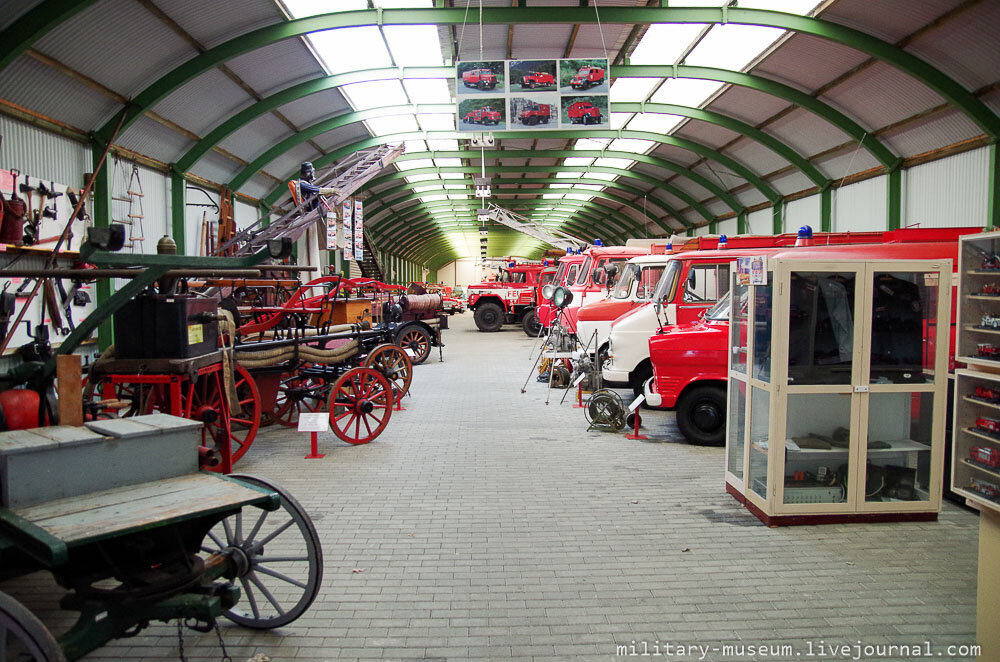 1.  Пожарная техника расположилась в отдельном ангаре, связанным переходом с  главным корпусом (в котором, в свою очередь, выставлена авиатехника)
