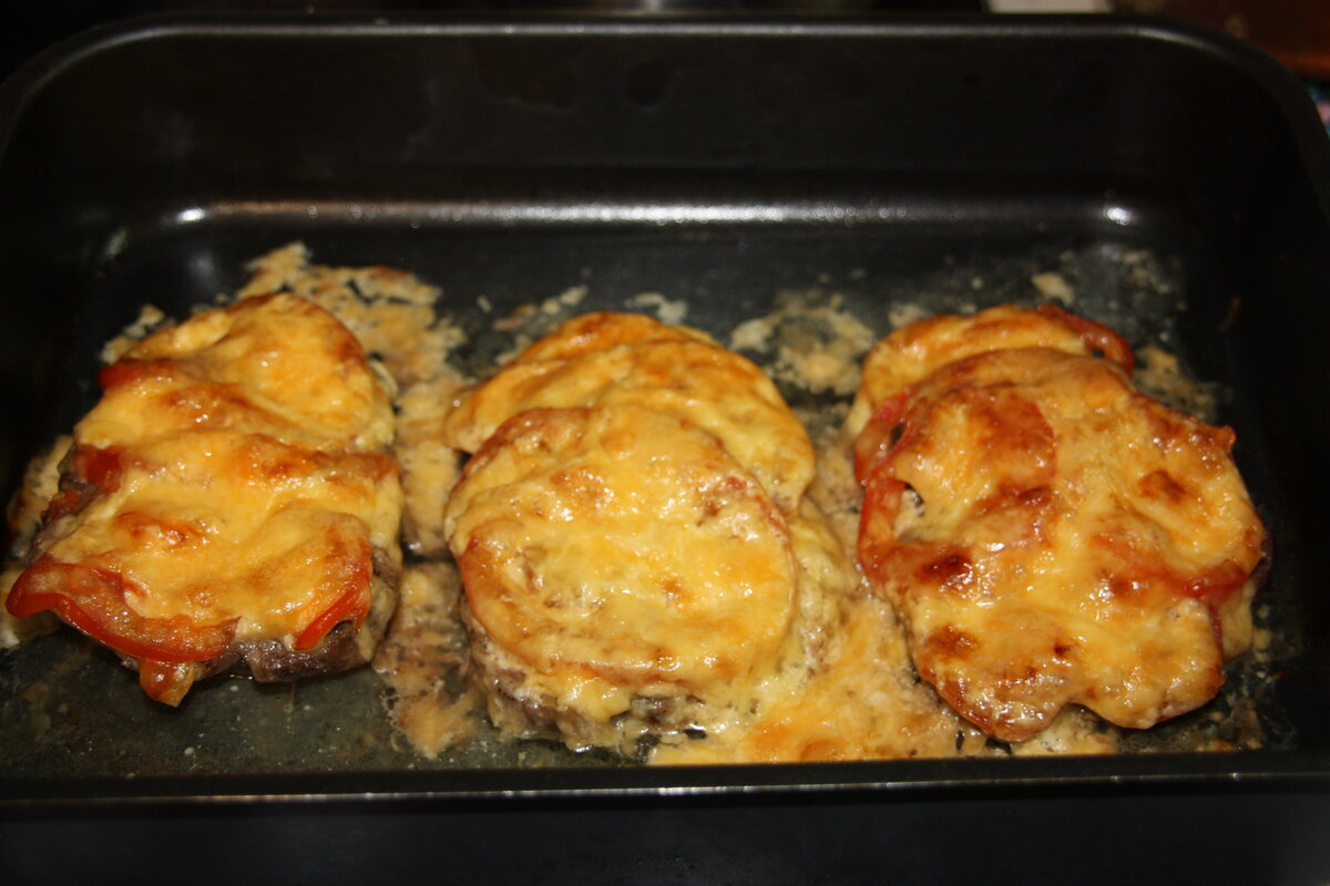 Фаршированная куриная шейка по-еврейски. Жареная шейка свинины на сковороде. Кусок свинины в духовке. Свиная шейка в духовке. Мясо в духовке.