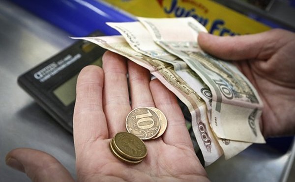Главных статей расхода три: еда, коммуналка, транспорт. Да, при таком доходе о новых шмотках или каких-то бирюльках даже и думать не приходится. У нас это положение временное, так что можно пожить "уныленько",. А вот некоторым приходится мириться с этим долгое время или вообще пожизненно, например, пенсионерам, но это  отдельная песня.