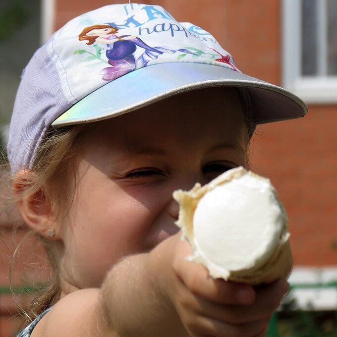 Мороженое ирис. Мороженое. Хочешь мороженное. Шоколадное мороженое. Мороженое хочется.