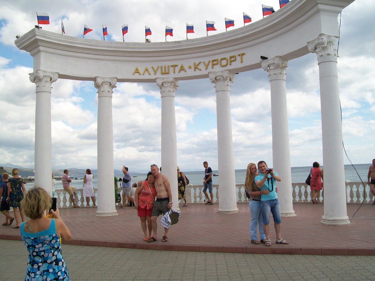 В эти выходные мы решили отправиться на море в Алушту. Так как в городе у нас был дождь, а мы живём в Симферополе. Приехав в этот чудный город нас радушно встретило солнышко. Погуляв немного по этому прекрасному городу мы добрались до центрального пляжа и были шокированы количеством людей на пляже.