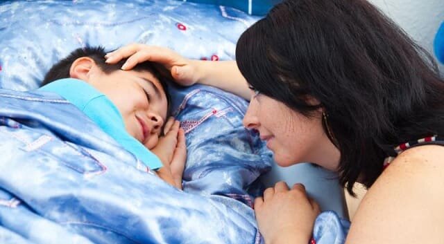 Даже если у ребёнка ночной приступ кашля и вам кажется, что можно потерпеть до утра, с такой симптоматикой ждать нельзя – нужно действовать быстро.