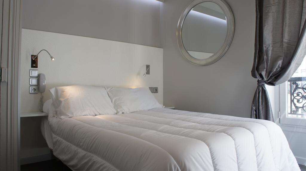 (Фото нашего уютного и маленького французского номера)