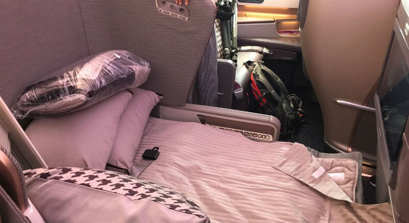 В новом Airbus A350 XWB есть места бизнес-класса и улучшенный экономический. Журналист издания Business Insider взял билет на рейс из Ньюарка в Сингапур и подробно рассказал, как прошел полет.