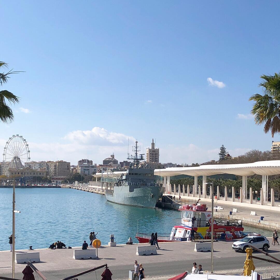 Круизный лайнер для фото не попался, был только такой :)