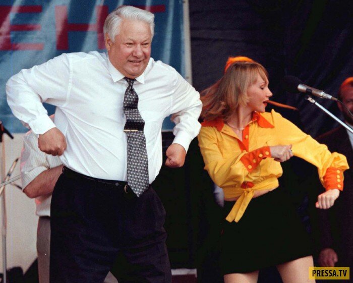 Ростов июнь 1996 года - президент России Борис Николаевич Ельцин танцует во время концерта.