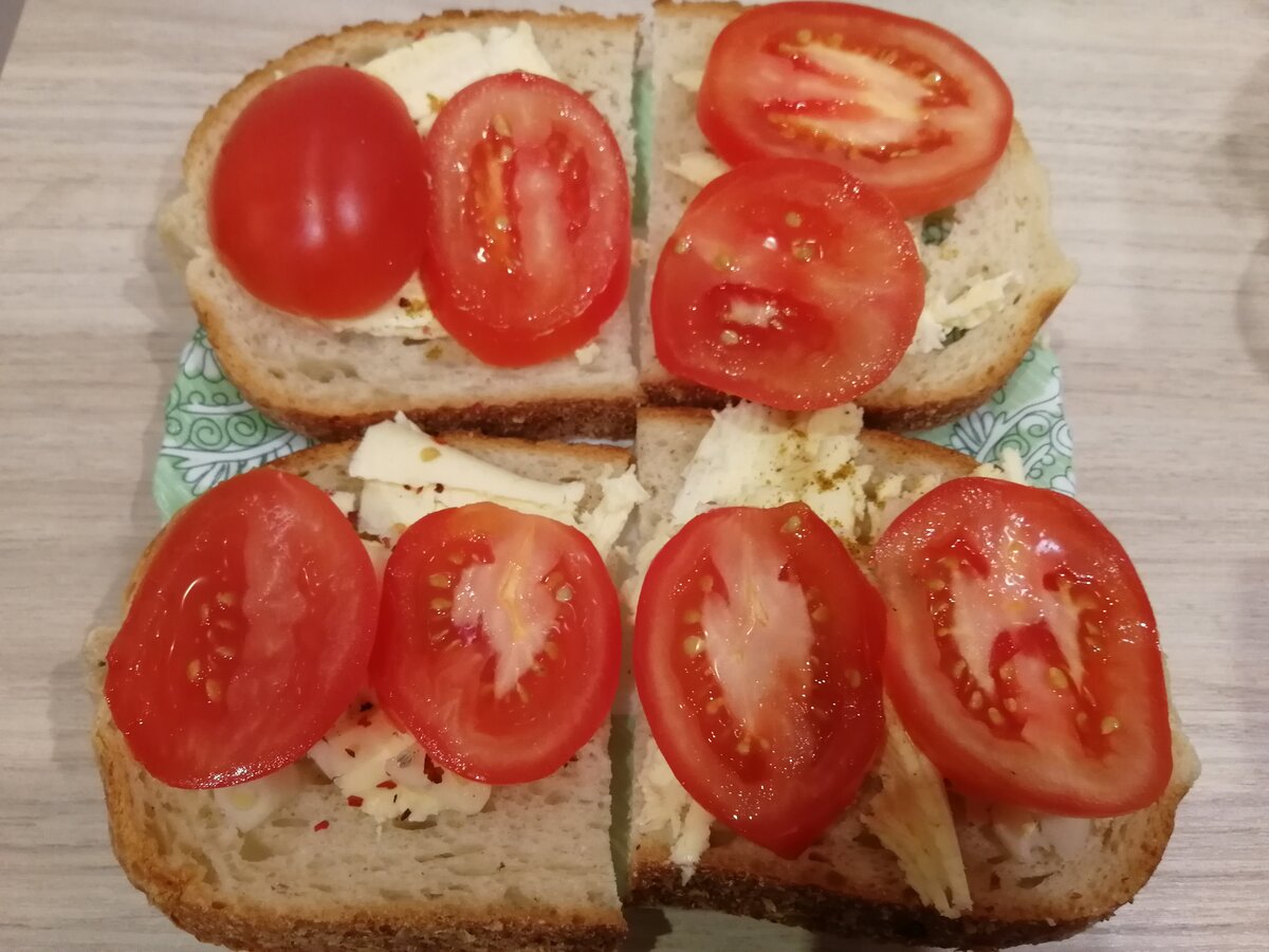 Бутерброды с помидорами