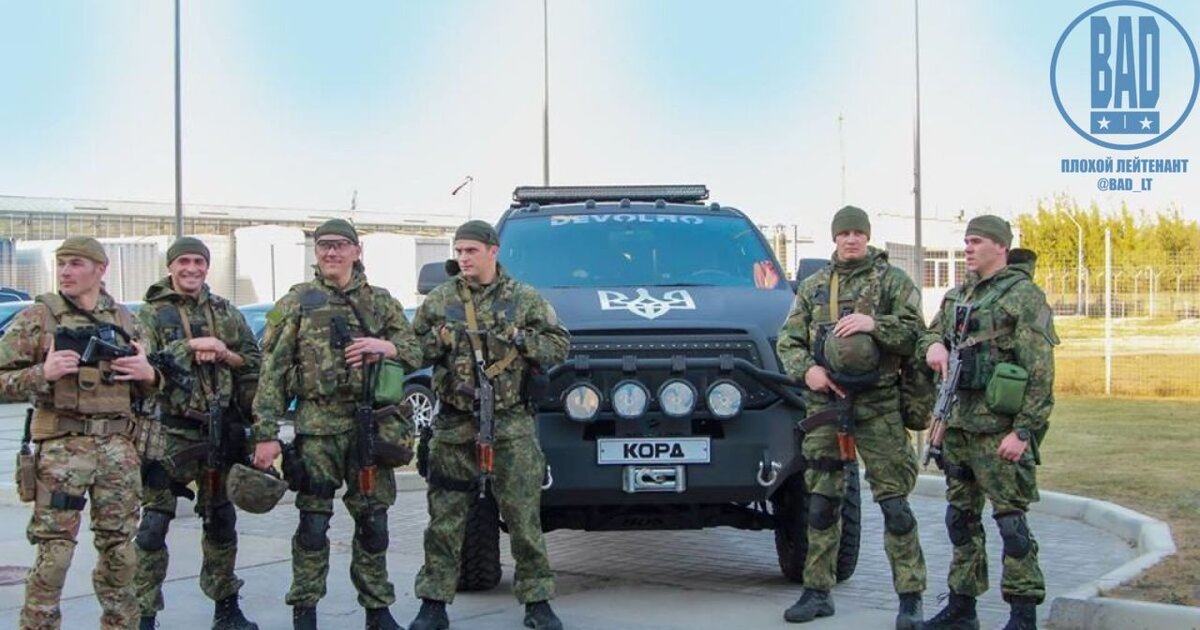 Бравые парни славянской национальности.  И вооружены правильно