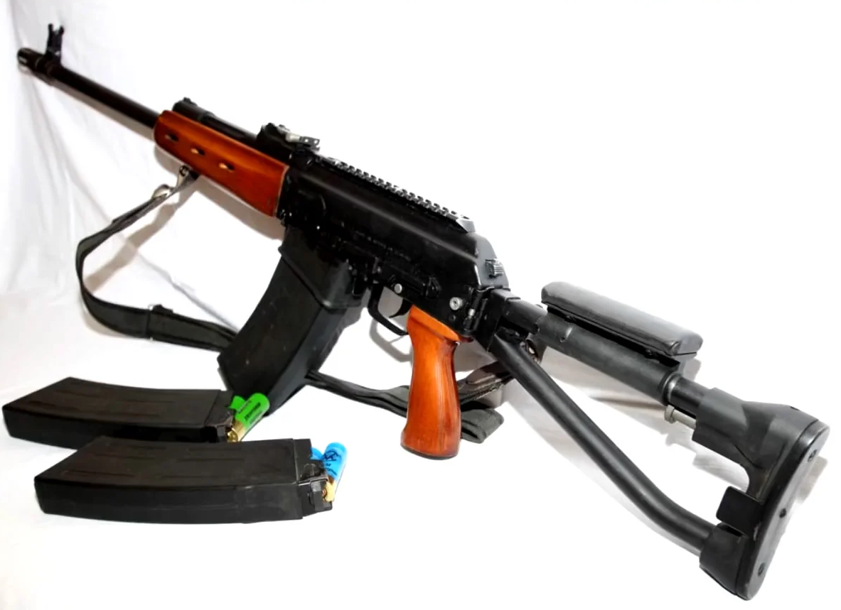 Сайга-12 от "Легиона", хорошо виден приклад от винтовки СВДС и планка Пикатинни на крышке ствольной коробки.