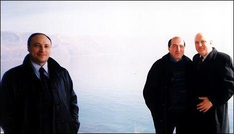 В. Аминов (слева), Б. Березовский (в центре)