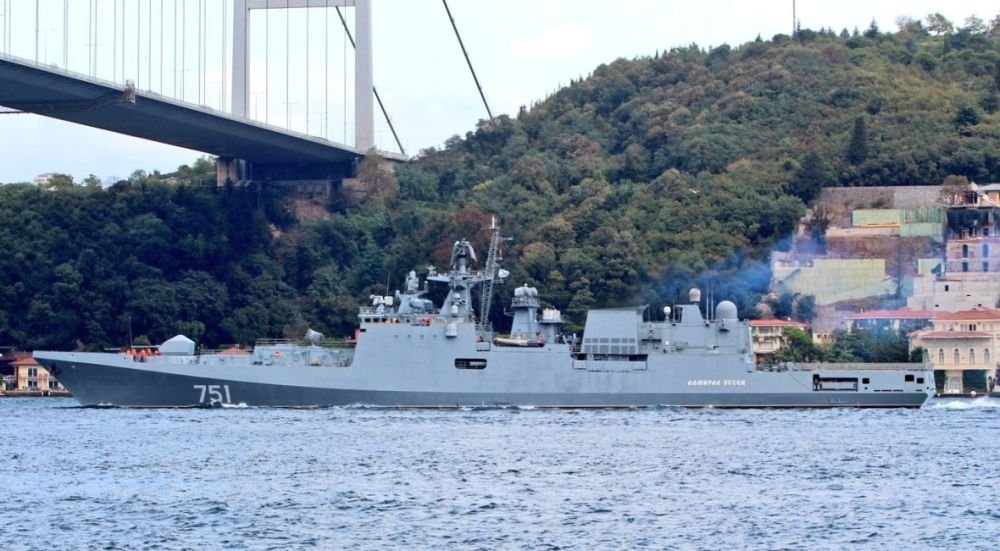 Фрегат "Адмирал Эссен" в Босфорском проливе. Фото: mediarepost.ru