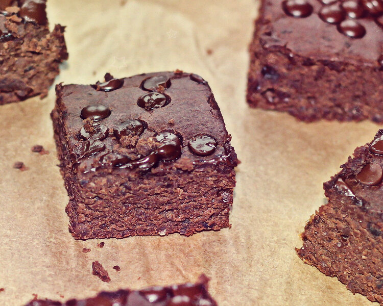 Брауни шоколадный в домашних условиях духовке. Торт Брауни шоколадный. Чокопай Брауни. Овсяный Брауни. Брауни Асбест.