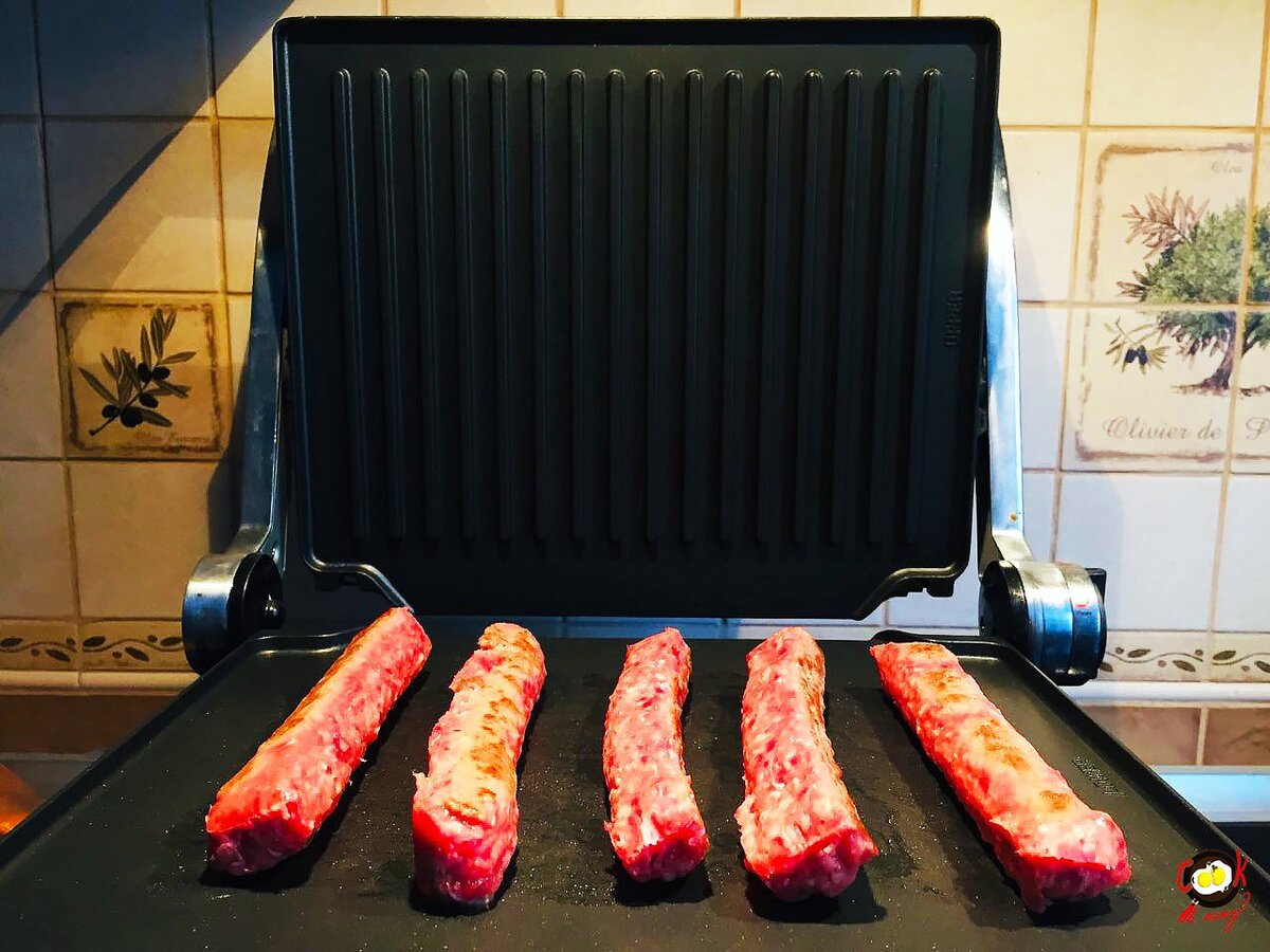 Обжарить чевапчичи с каждой стороны