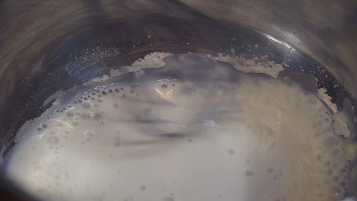 В сотейник выливаем тёплое молоко (100мл), добавляем не полную столовую ложку муки, далее размешиваем и ставим на плиту. Ставим сотейник на разогретую плиту, помешиваем до густой консистенции (5-7минут), а после выключаем плиту и помешиваем пока не остынет. Это наше заварное тесто