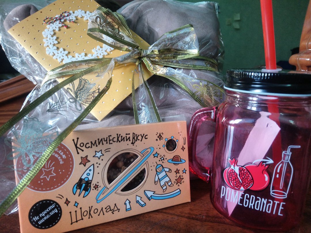 .
День подарков. Бывают такие дни, когда весь день задался, вот с тех самих 6:30 утра, от которых был совсем не в восторге. 
Будильник. Надо идти. В этом случае – надо! А может завтра? В целом, до сих пор не понимаю, как у меня хватило сил подняться и пойти без чая и завтрака, сильно ранним утром по делам. 
. 
И вот с этого момента, все как в руку. И дела отлично порешала и погода была отличная и даже по дороге встретила свой любимый рассвет. Далее звонок от курьера о прибытии посылки, которую я очень ждала. А следом и еще одно извещение о скором получении уже другой посылки. 
. 
Вот ты получал(а) хоть раз посылку, не зная о том, что находится внутри? Помнишь как ждал(а)? А когда разворачивал(а) такую, что в этот момент испытывал(а)? Потому что я испытала все эти чувства. 
. 
В детстве помню, ходили с мамой на почту России за посылкой для меня. Не помню даже кто уже прислал, но те электронные часики запомнила на всю жизнь. На следующий день в школе, я была самая крутая чикса. Подарки с одним лишь намеком - невероятные. В этот момент главное ничего не ожидать, отпустить и просто ждать. Как в детстве. 
. 
И вот время. Курьер. Заполнение извещения и пакет. Большой пакет. Название еще такое смешное «сейф пакет». Вскрываешь руками и вот оно, это чувство когда уже можно взять – восторг!  И волна счастья окутывающая своим теплом с головы до ног, проникая в самое сердце, согревает и наполняет собой до краев.
.
 А вы давно получали или слали кому-то счастье в посылке?
.
Источник:
https://vk.com/sasha_biz_coach