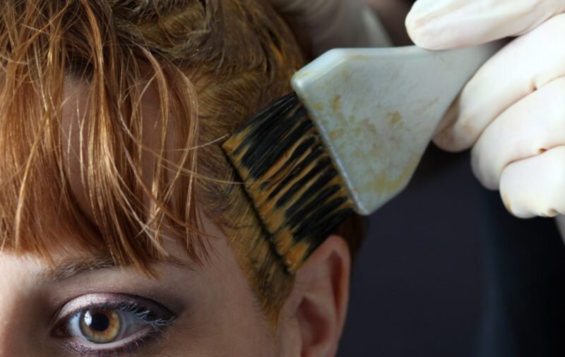 лайфхаки для окрашивания волос. парикмахер окрашивание. можно ли окрашивать волосы во время. салон красоты для беременных. окрашивание волос в парикмахерской.