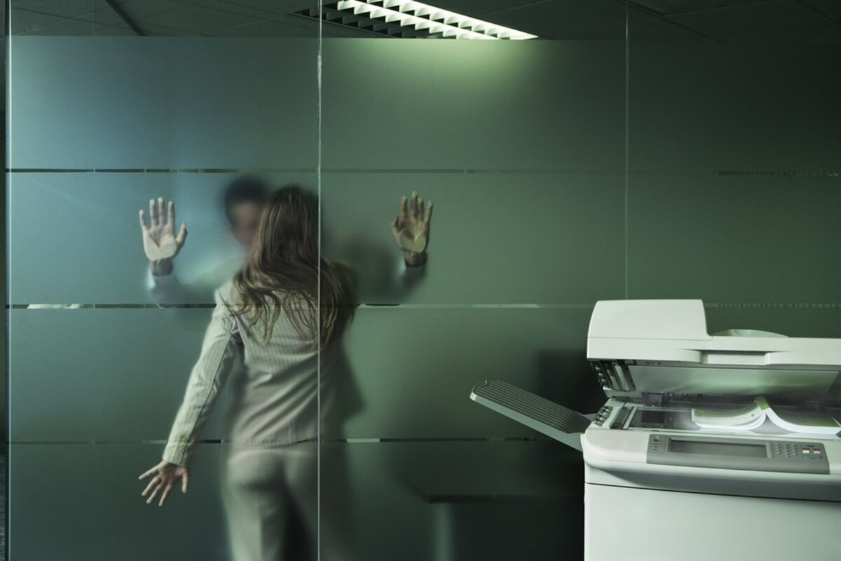 Служебный роман вещь скользкая, но такая притягательная...