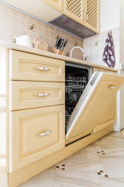 Посудомойка на кухне