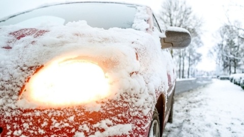 В какой срок дорожные службы обязаны производить уборку проезжей части дорог и улиц от снега?