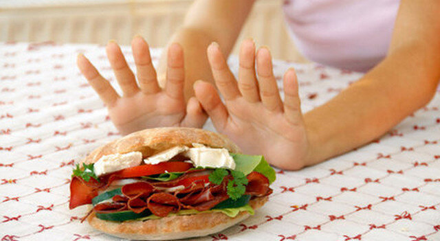 Во  время тренировки наш организм выделяет гормон, который притупляет  чувство голода. Если сразу после тяжелой тренировки вам ничего не  хочется съесть, а возвращается аппетит минут через 15-30 – это  нормально. Вы хорошо поработали, израсходовали много энергии, и организм  хочет ее восполнить. Если же и спустя час вы не ощущаете голода, для  этого может быть несколько причин: