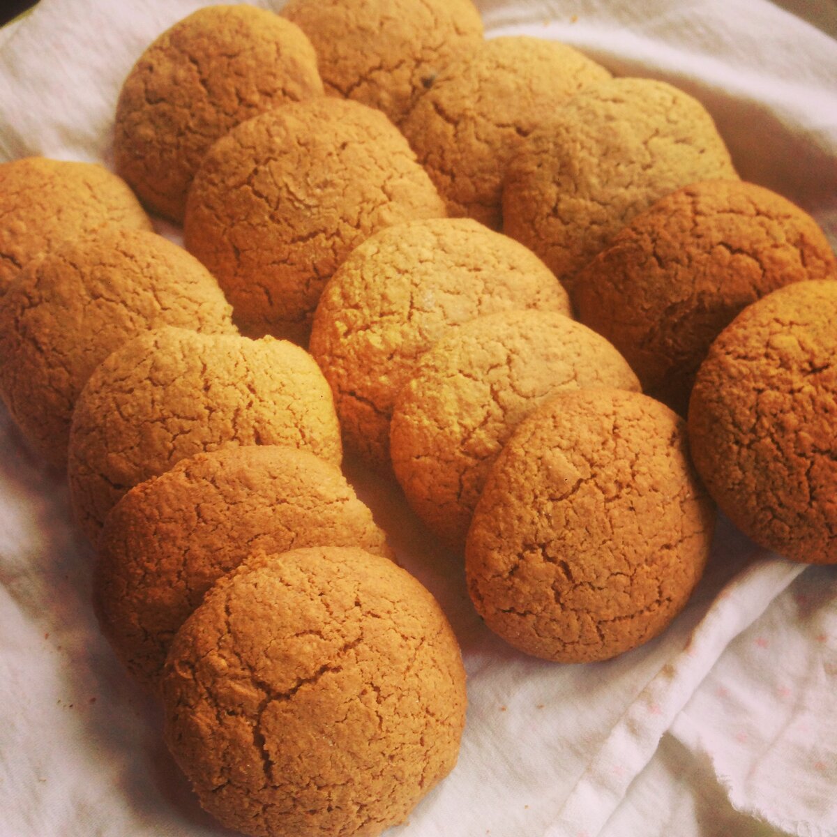 вот так выглядит домашнее печенье, которое я пеку детям: вкусное, ароматное, с привычными трещинками. 