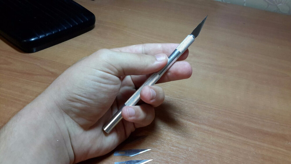 Ножницы режут. Канцелярский нож ritter нт 40211280. Канцелярский нож в крови. Канцелярский нож deli auto lock 2041. Порезаться кухонным ножом.