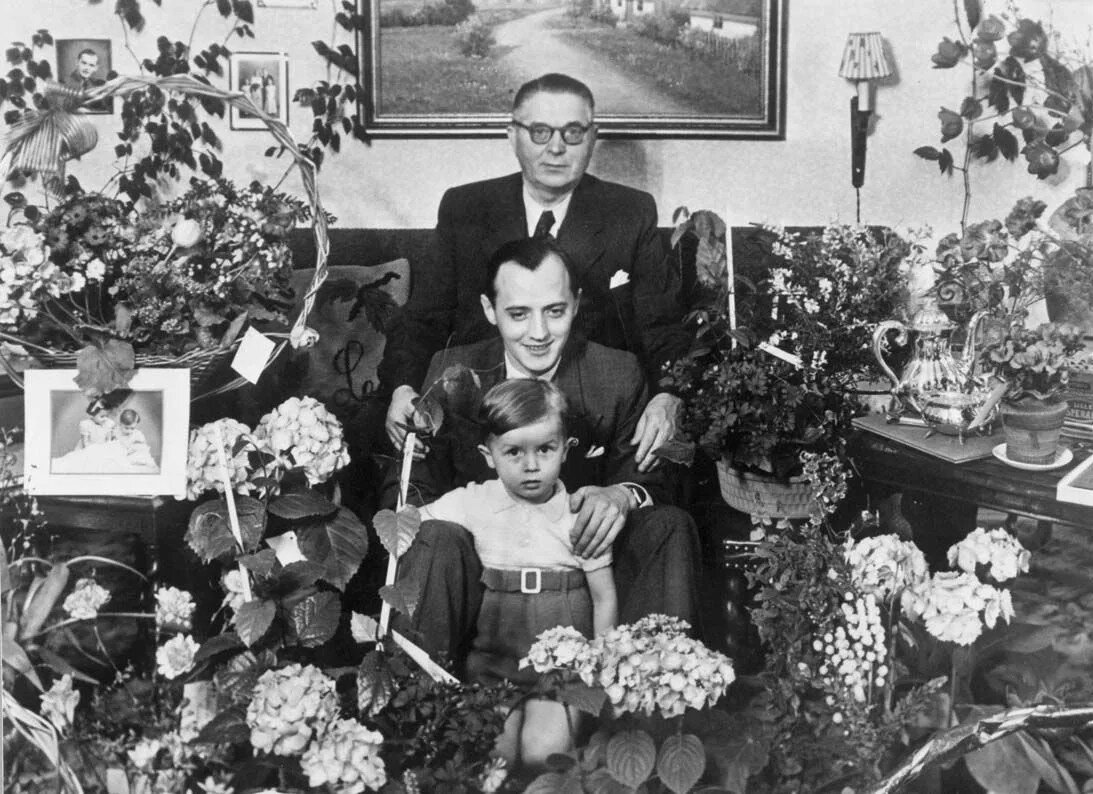 Три поколения семьи Кристиансен.  Основатель компании LEGO Оле Кирк Кристиансен с сыном Готфридом и внуком Кьельдом.