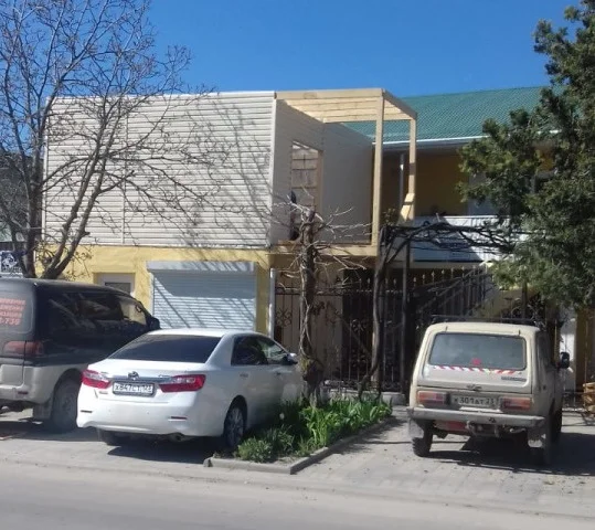 Вид на магазин со стороны дороги