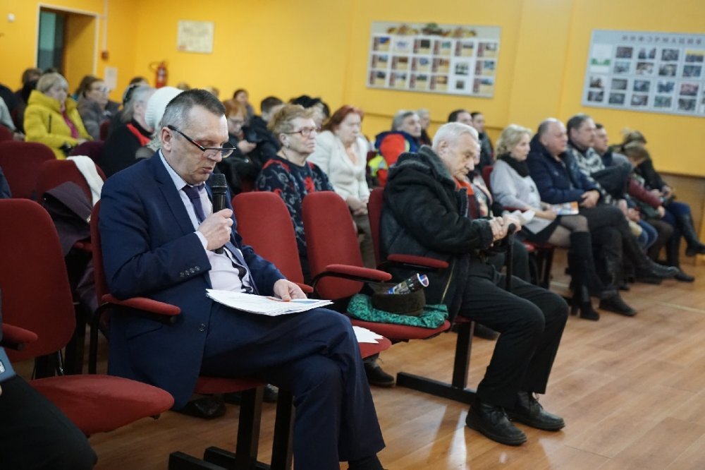 Глава МО Светлановское Анатолий Кораблев (на переднем плане) на встрече с жителями дома №9