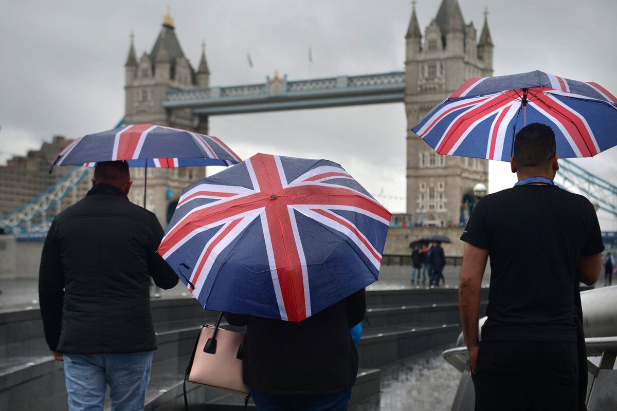 People in britain often talk about climate. День Святого Свитуна в Великобритании. Англия человек с зонтом. Дождь в Англии. Великобритания люди.