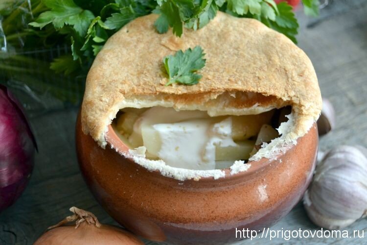 Жаркое в горшочке с тестом. Мясо в горшочке с тестом. Съедобные горшочки. Жаркое в горшочках из теста. Жаркое в горшочке турция.