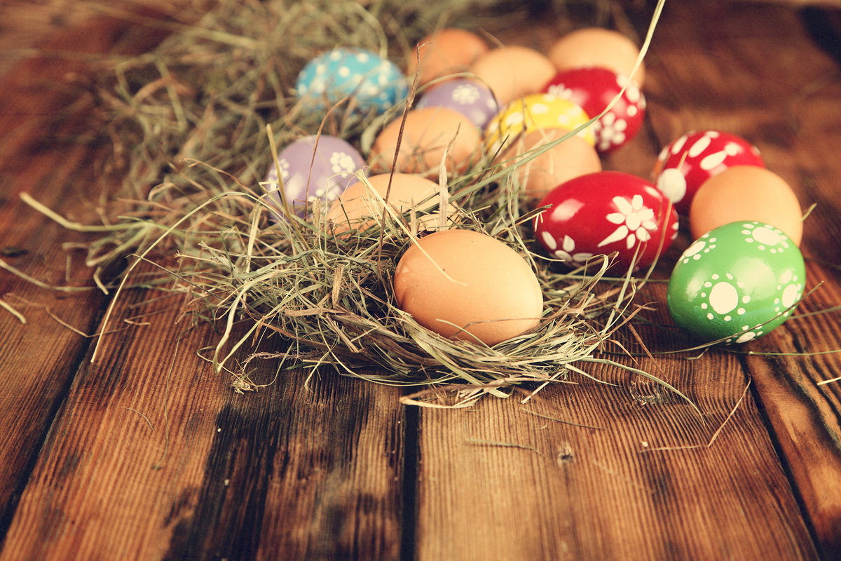 Источник - https://s1.1zoom.ru/big7/418/Holidays_Easter_Eggs_412825.jpg