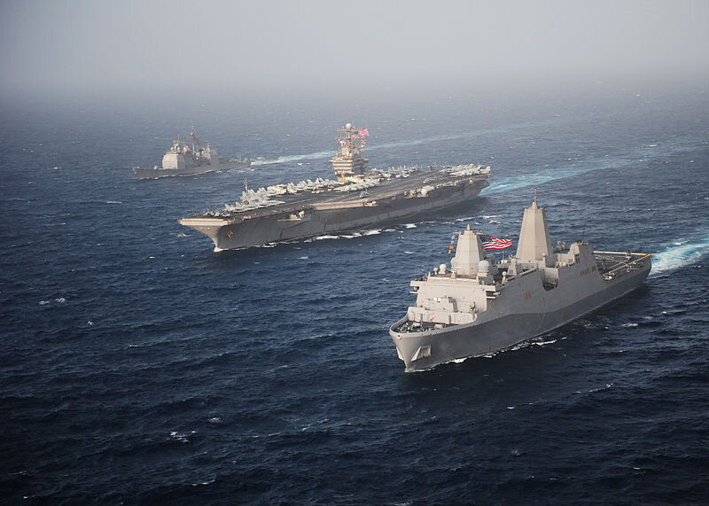 Авианосец "Авраам Линкольн" с кораблями сопровождения. Фото ВМФ США. https://www.flickr.com/photos/usnavy/7365155774/
