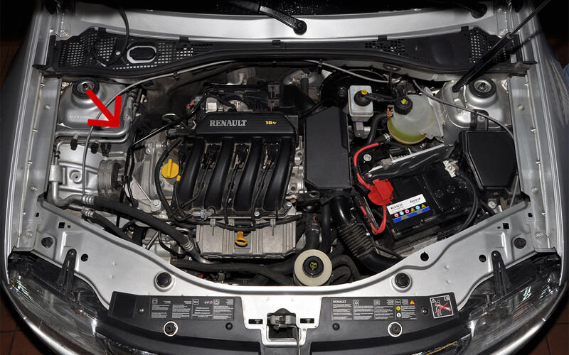 Возьмитесь рукой за металлическую трубку обратной магистрали (толстая, идет из салона в компрессор).