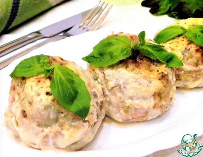 Тефтели - наверное одно из любимых блюд многих кулинаров, рецептов приготовления - существует бесконечное количество. Их можно приготовить из любых видов мяса, рыбы и даже морепродуктов, а уж какое количество добавок... Сегодня у меня тефтели из куриного мяса с рисом и капустой-брокколи, тушеные в сливочном соусе. Тефтели получаются очень нежные, легкие и сытные.