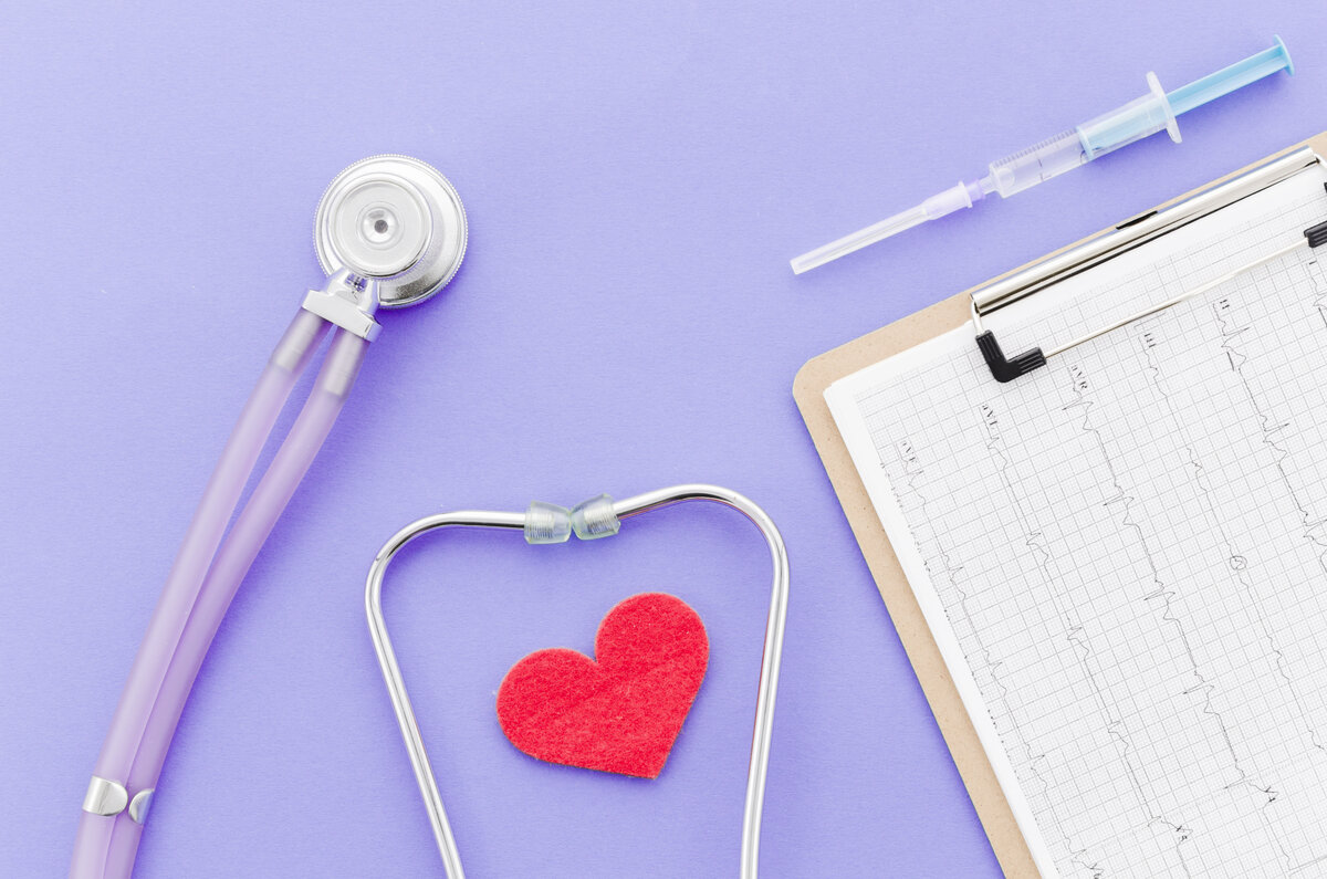 https://ru.freepik.com/free-photo/syringe-medical-report-on-clipboard-heart-with-stethoscope-on-purple-background_4441396.htm