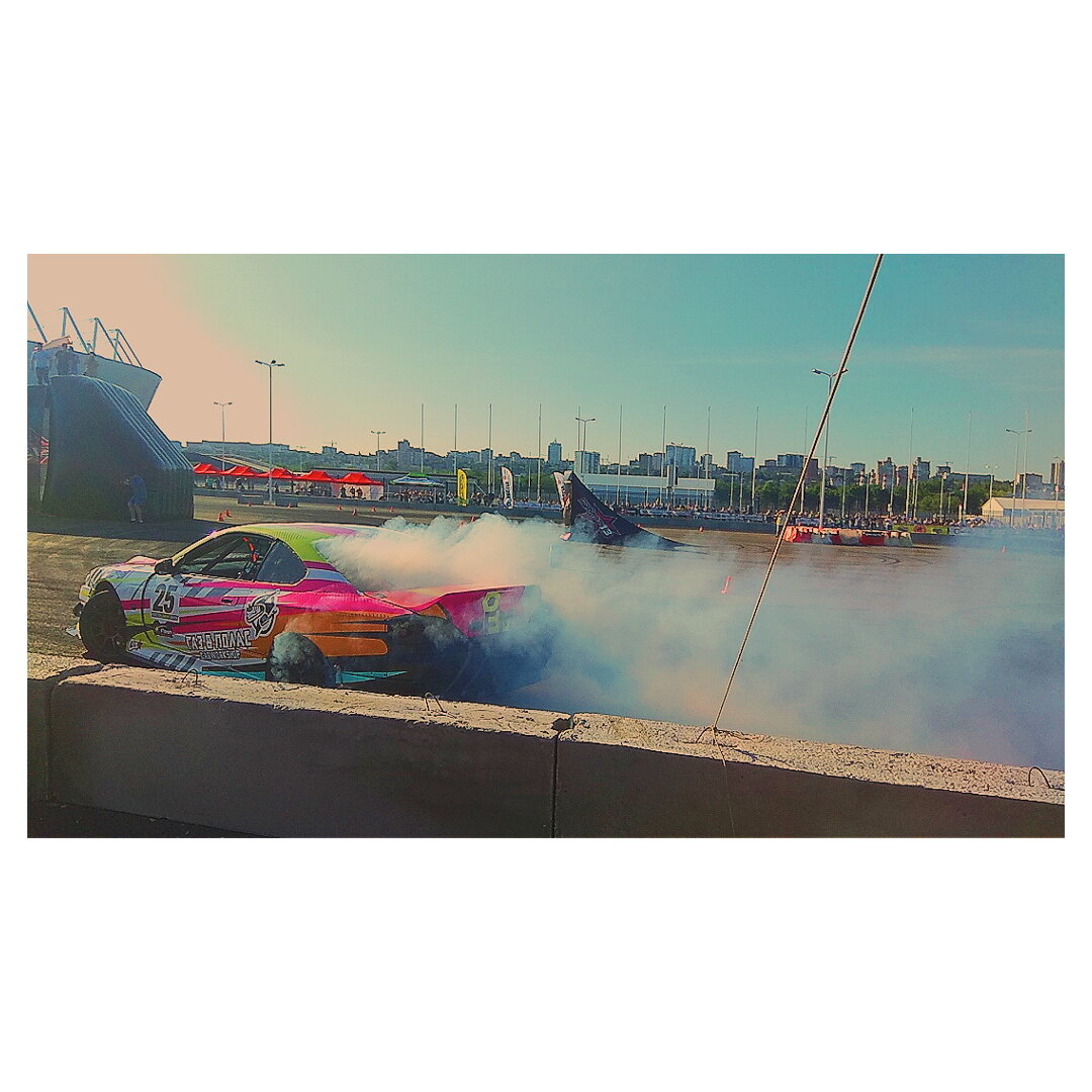Рёв моторов, визг шин, и все лицо в остатках шин и асфальтной крошки