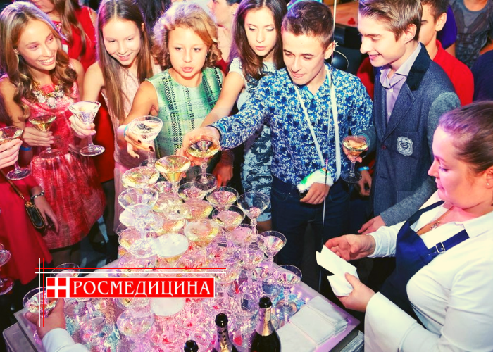 В прошлом году мы госпитализировали мальчика 17 лет с выпускного. Диагноз - алкогольная интоксикация. 