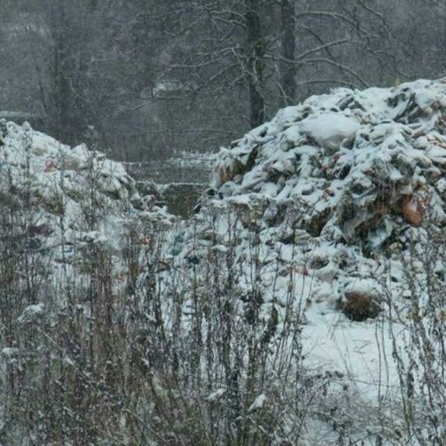 Видите вдалеке забор? Там речка
