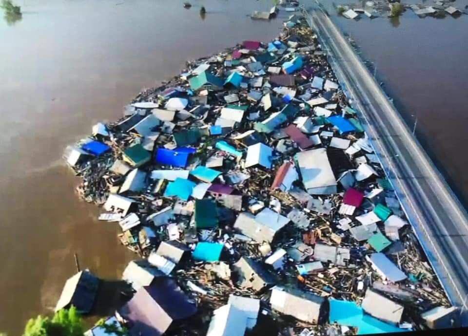 Затор из снесенных домов