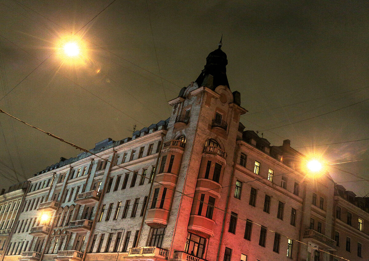 Жители дома 4 по Московскому проспекту в наши дни и не догадываются, что сто лет назад в их доме был «при­тон, населенный лицами, не претендующими на получение Монтионовской премии за нравственную, безупречную жизнь».
фото: Павел Станин.