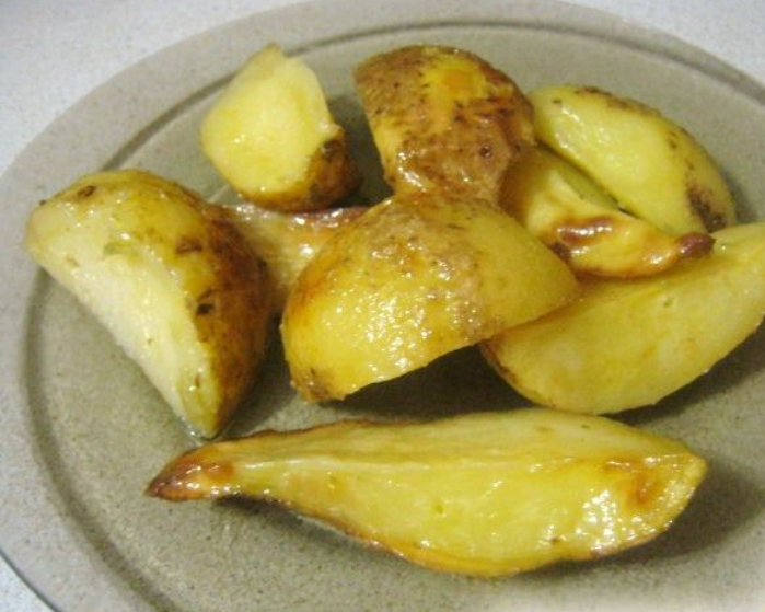 Готовый картофель с чесноком в микроволновой печи