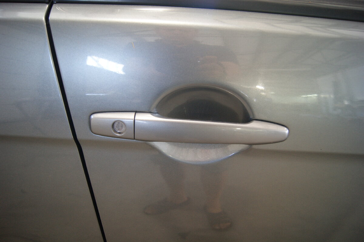 Наружная ручка передней двери Митсубиси Лансер десятого поколения.