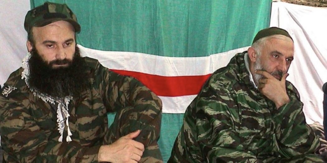 Лидеры чеченских повстанцев Шамиль Басаев (слева) и Аслан Масхадов (фото из архива)