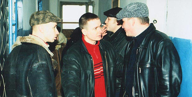 Про группировки 80. Злой дух группа. Куртки бандитов 90-х. Бандит 90-х в кожаной куртке. Бандиты 90 в кожаных куртках
