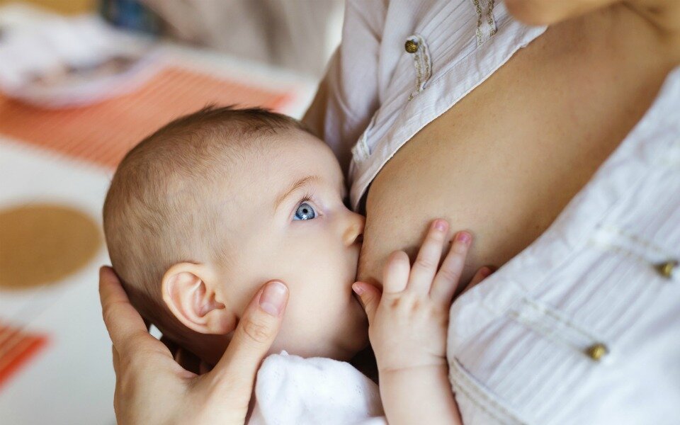 Материнское грудное молоко является невероятным природным продуктом, который еще не был полностью изучен. Его состав уникален и постоянно меняется в соответствии с потребностями малыша. Мамы производят эту ценнейшую 