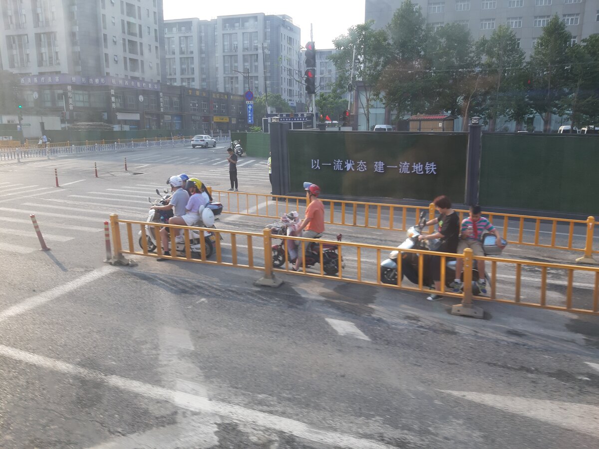 Увидели, как дети едут?